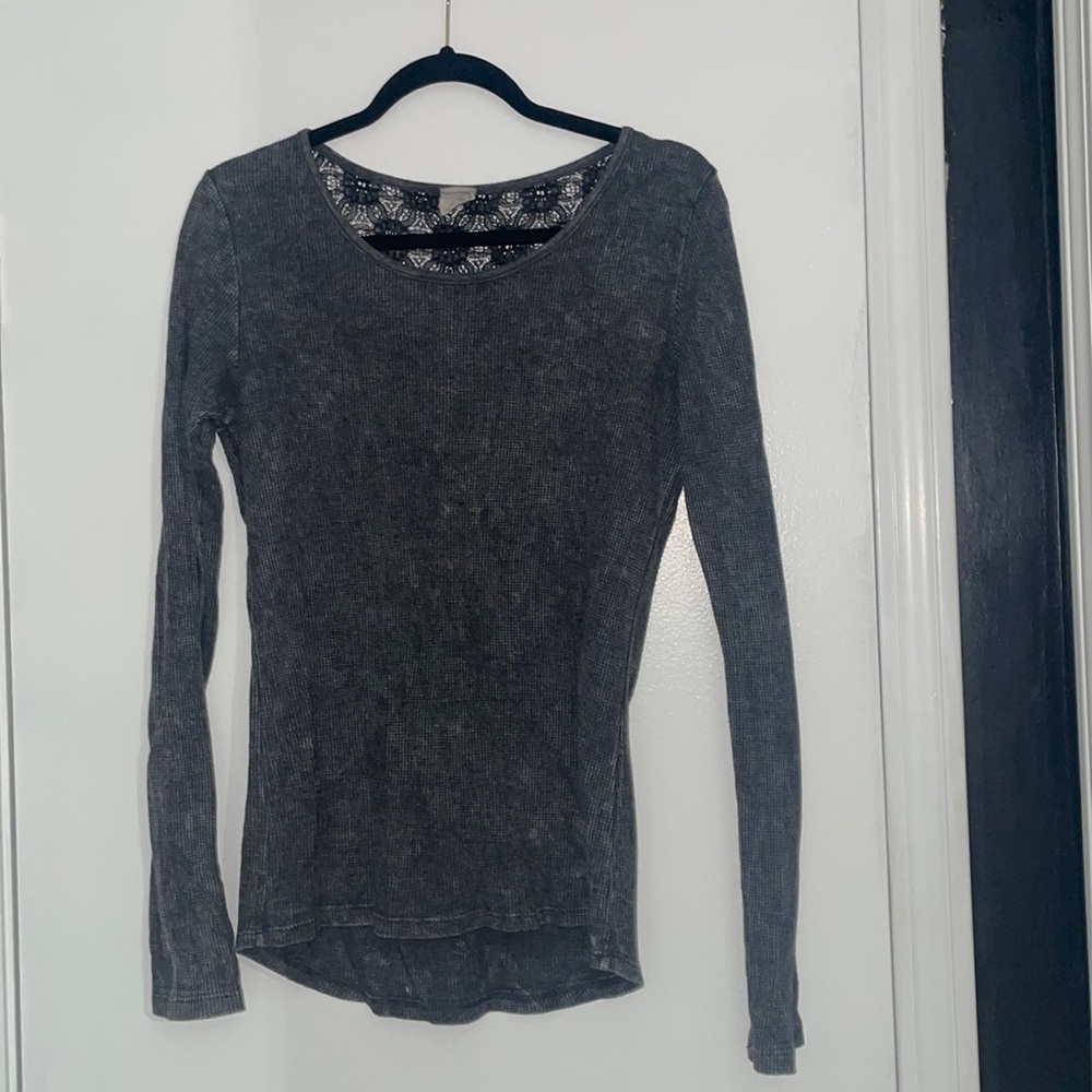 American Age long sleeves teeshirt with a lace back